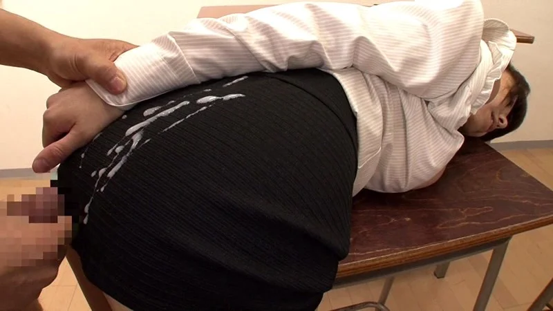 黒タイトスカートが似合う働くお姉さんのビッタリ密着した肉感的なお尻に着衣のまんまチ●ポ擦り＆ザー汁発射してもう着れないくらい汚しちゃいたい